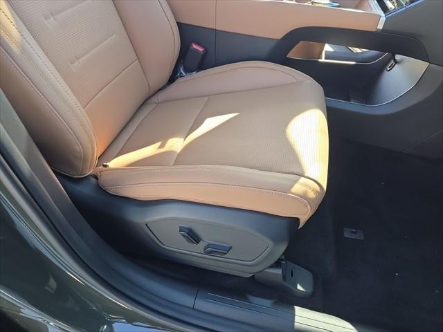 Hyundai Santa Fe Hybrid Vehicle Full-screen Gallery Image 31