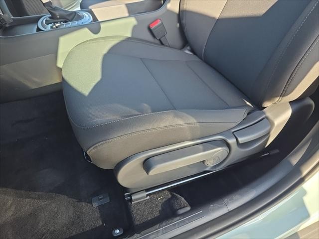 Hyundai Kona Vehicle Full-screen Gallery Image 24