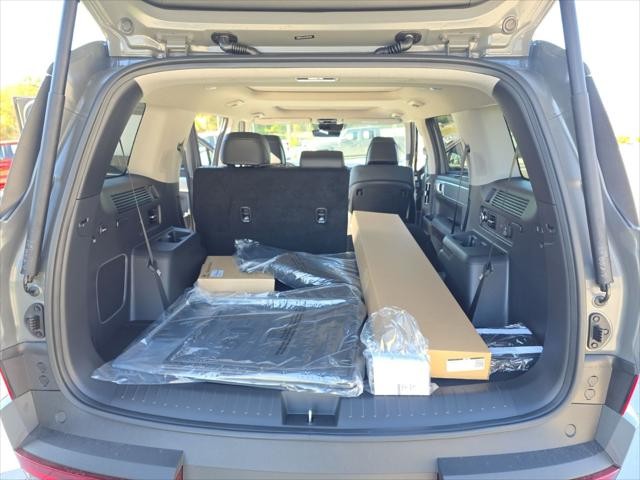 Hyundai Santa Fe Hybrid Vehicle Full-screen Gallery Image 9