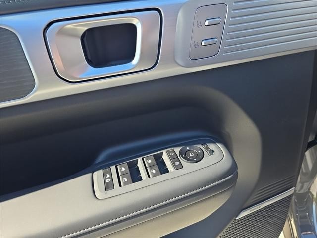 Hyundai Santa Fe Hybrid Vehicle Full-screen Gallery Image 23