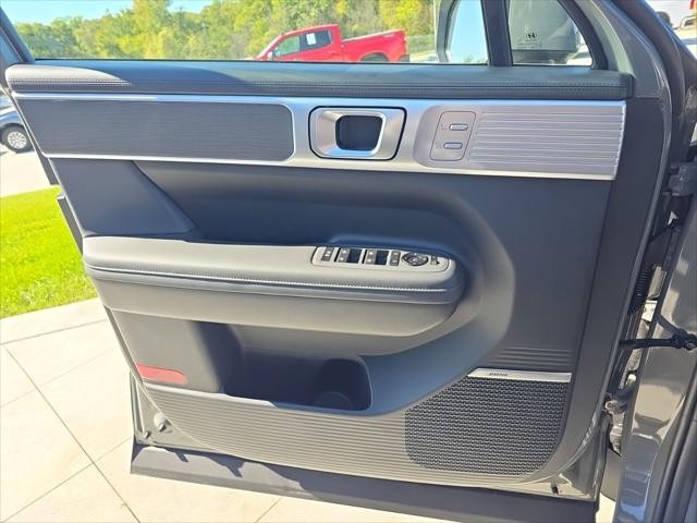 Hyundai Santa Fe Hybrid Vehicle Full-screen Gallery Image 25