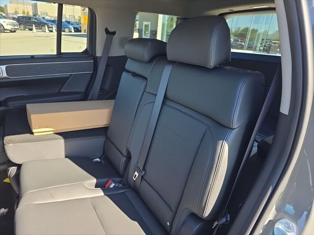 Hyundai Santa Fe Hybrid Vehicle Full-screen Gallery Image 30