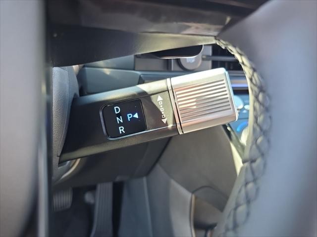 Hyundai Santa Fe Hybrid Vehicle Full-screen Gallery Image 15