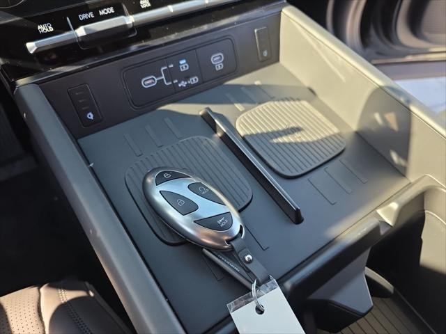 Hyundai Santa Fe Hybrid Vehicle Full-screen Gallery Image 21