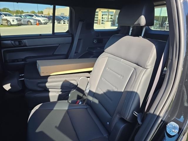 Hyundai Santa Fe Hybrid Vehicle Full-screen Gallery Image 31