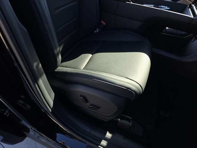 Hyundai Santa Fe Hybrid Vehicle Full-screen Gallery Image 32