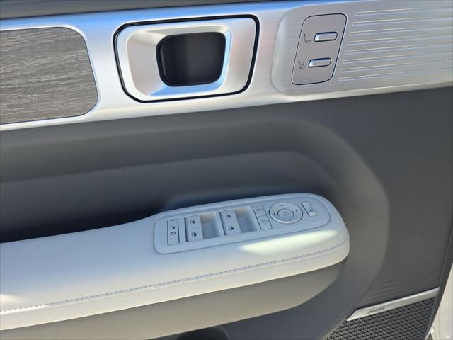 Hyundai Santa Fe Hybrid Vehicle Full-screen Gallery Image 22