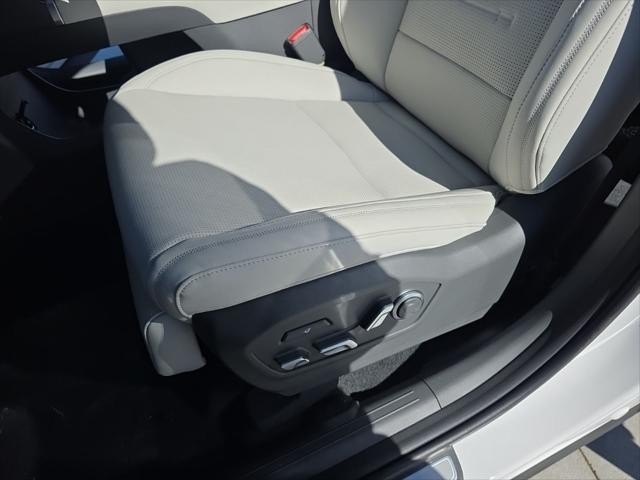 Hyundai Santa Fe Hybrid Vehicle Full-screen Gallery Image 24