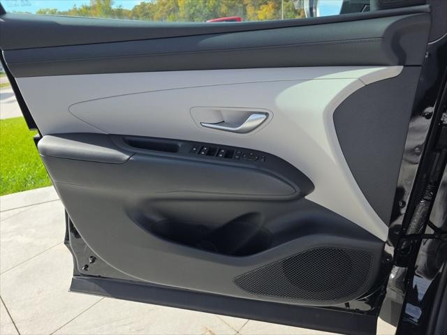 Hyundai Tucson Vehicle Full-screen Gallery Image 24