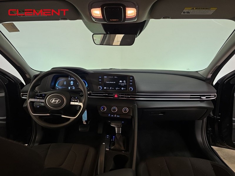 Hyundai Elantra Vehicle Full-screen Gallery Image 9