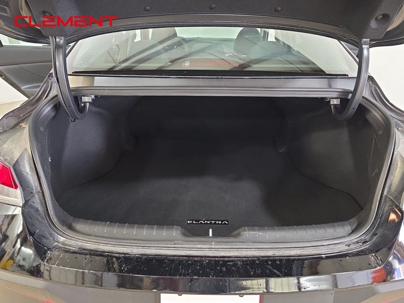 Hyundai Elantra Vehicle Full-screen Gallery Image 10