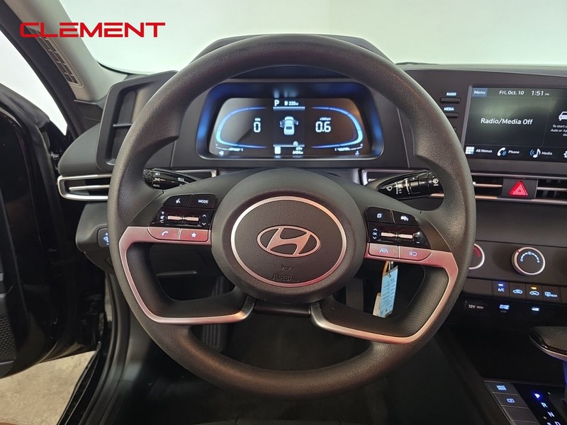 Hyundai Elantra Vehicle Full-screen Gallery Image 12