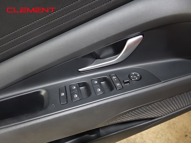 Hyundai Elantra Vehicle Full-screen Gallery Image 21