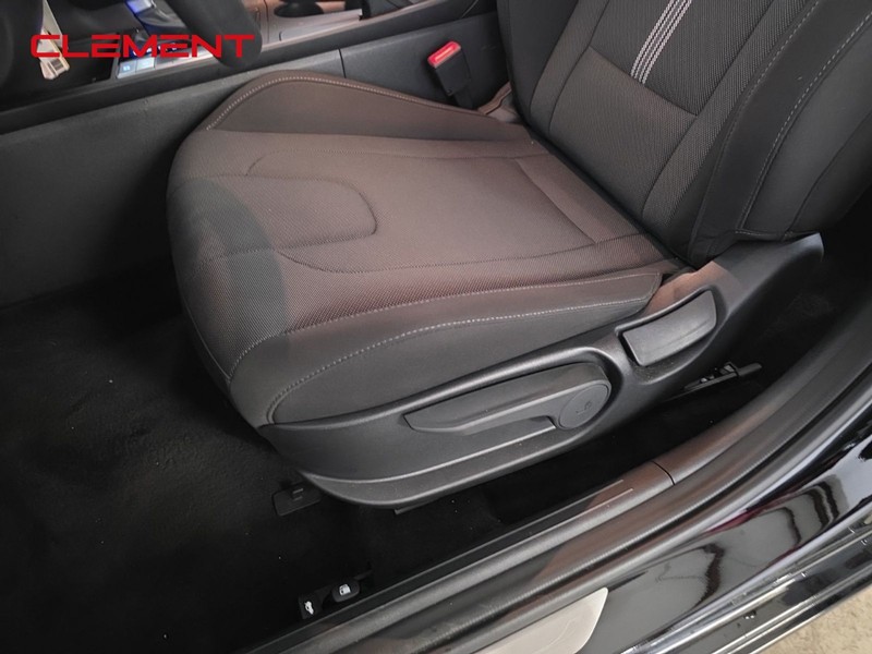 Hyundai Elantra Vehicle Full-screen Gallery Image 23