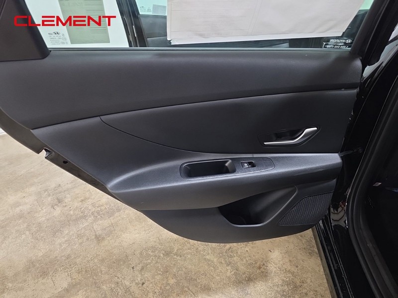 Hyundai Elantra Vehicle Full-screen Gallery Image 25