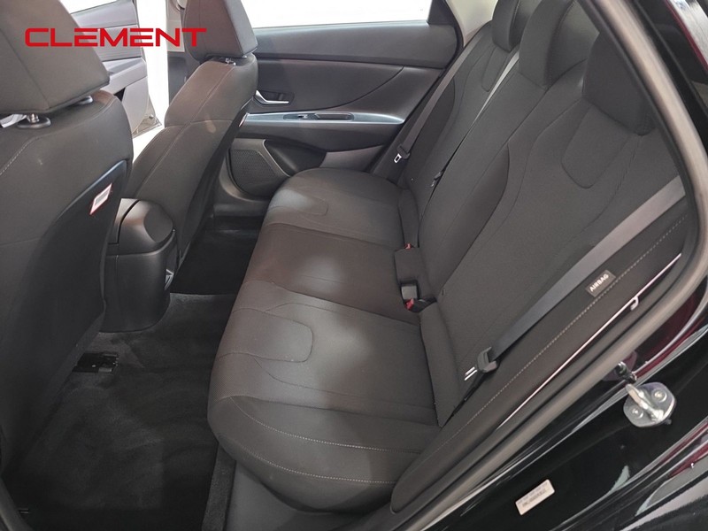 Hyundai Elantra Vehicle Full-screen Gallery Image 26