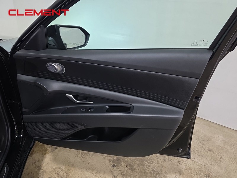 Hyundai Elantra Vehicle Full-screen Gallery Image 29