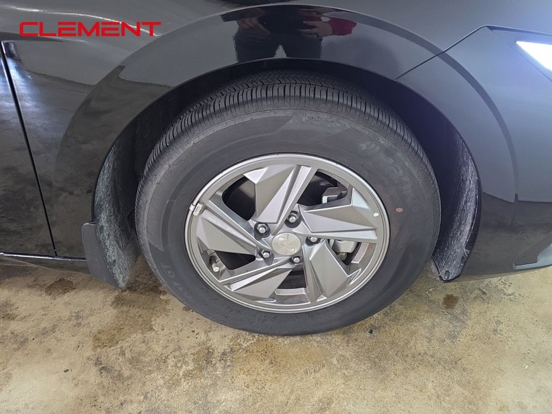 Hyundai Elantra Vehicle Full-screen Gallery Image 30