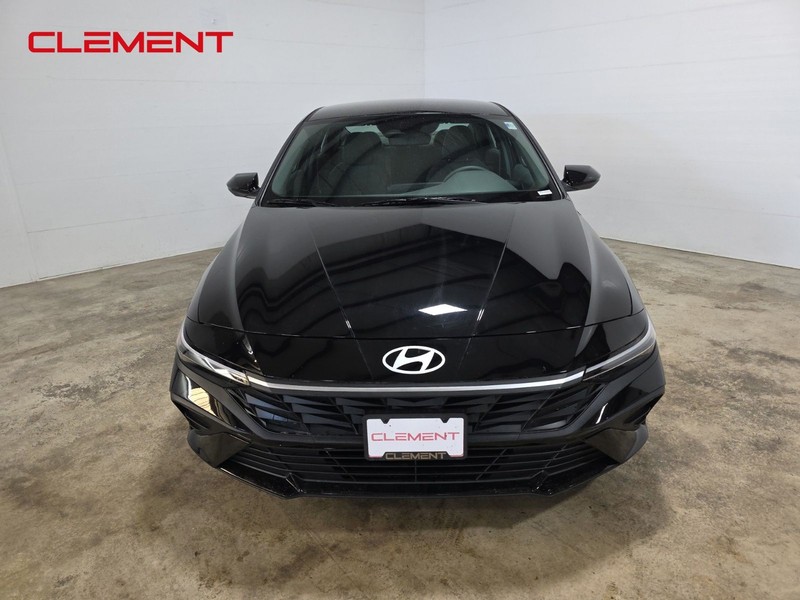 Hyundai Elantra Vehicle Full-screen Gallery Image 2