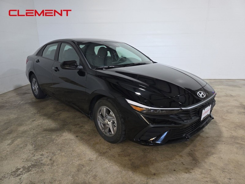 Hyundai Elantra Vehicle Full-screen Gallery Image 3