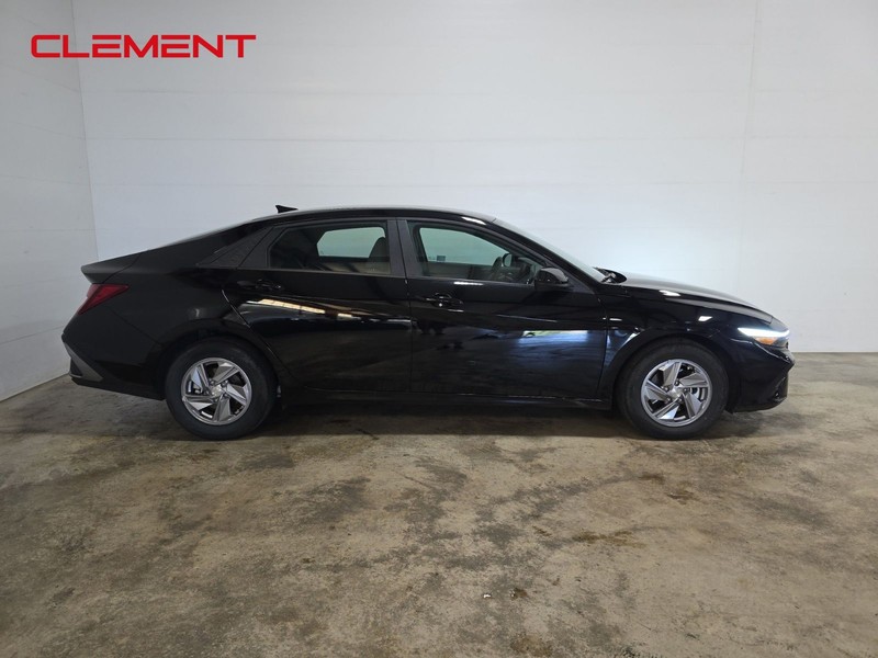 Hyundai Elantra Vehicle Full-screen Gallery Image 4