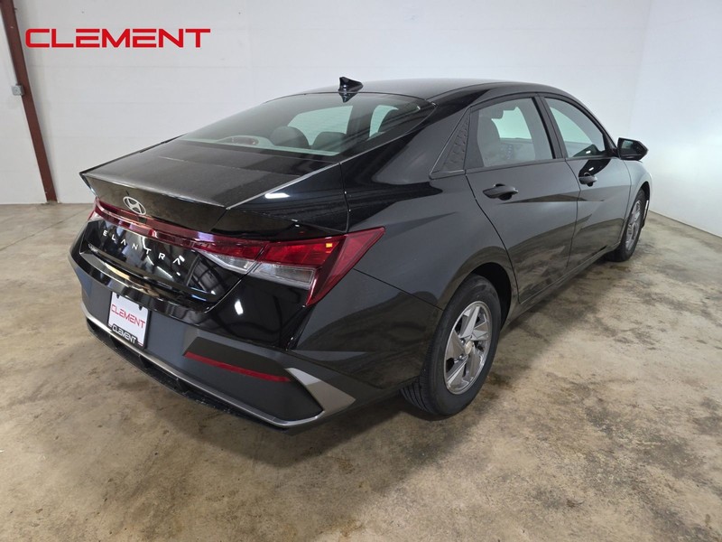 Hyundai Elantra Vehicle Full-screen Gallery Image 6