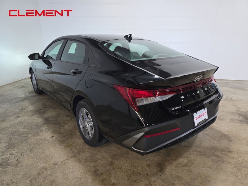 Hyundai Elantra Vehicle Full-screen Gallery Image 8