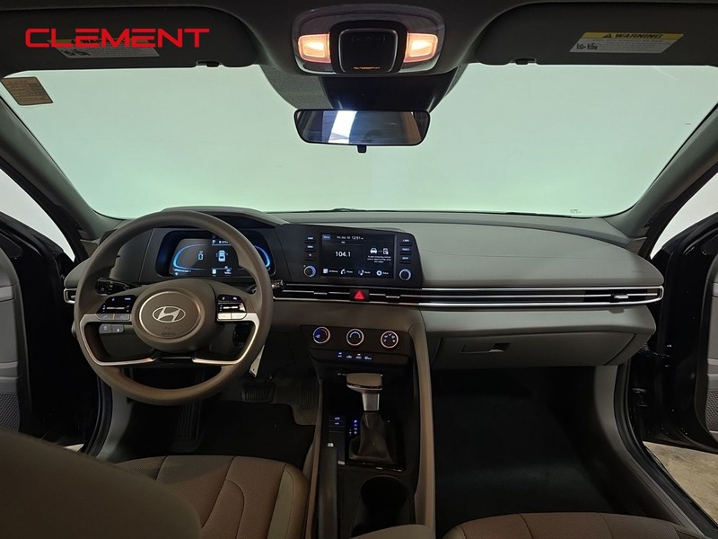 Hyundai Elantra Vehicle Full-screen Gallery Image 9