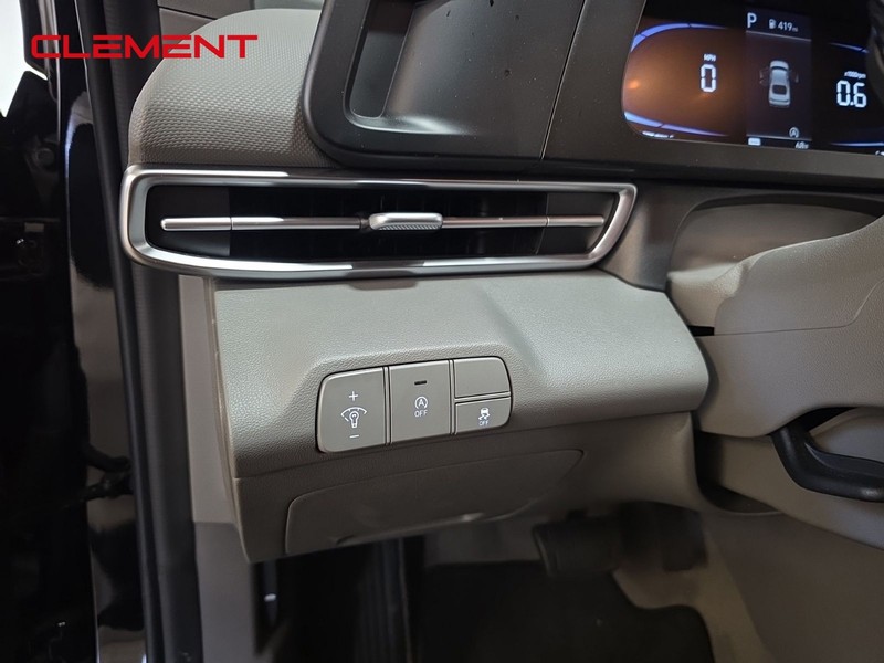 Hyundai Elantra Vehicle Full-screen Gallery Image 10