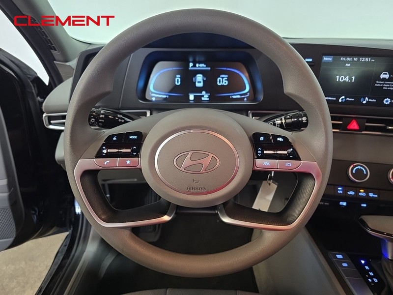 Hyundai Elantra Vehicle Full-screen Gallery Image 11