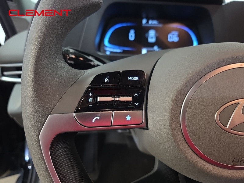 Hyundai Elantra Vehicle Full-screen Gallery Image 12