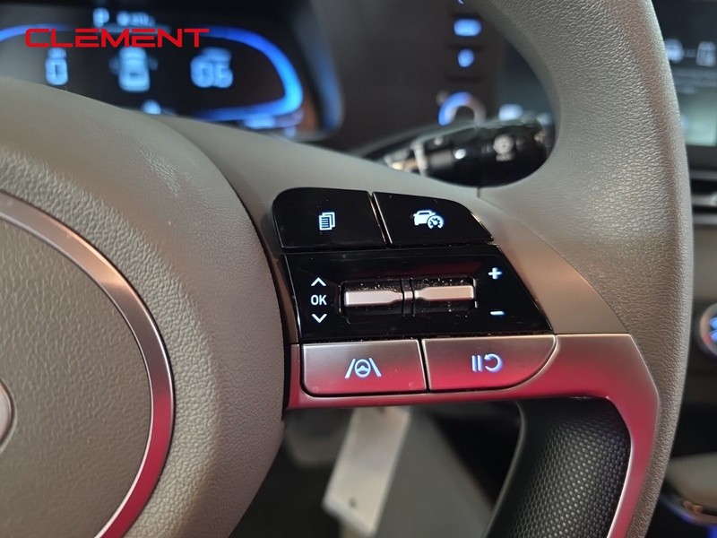 Hyundai Elantra Vehicle Full-screen Gallery Image 13