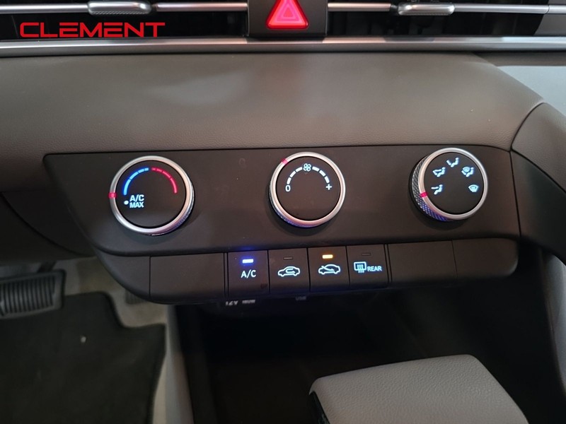 Hyundai Elantra Vehicle Full-screen Gallery Image 18