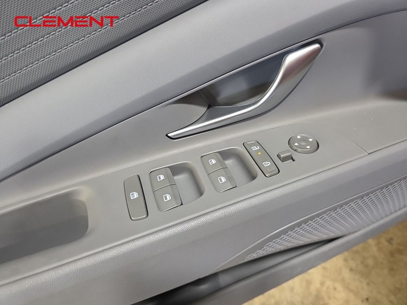 Hyundai Elantra Vehicle Full-screen Gallery Image 20