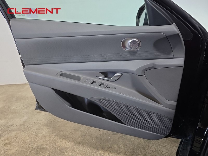 Hyundai Elantra Vehicle Full-screen Gallery Image 21