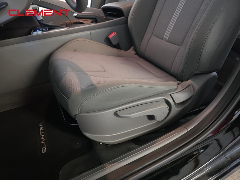 Hyundai Elantra Vehicle Full-screen Gallery Image 22