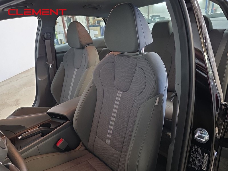 Hyundai Elantra Vehicle Full-screen Gallery Image 23