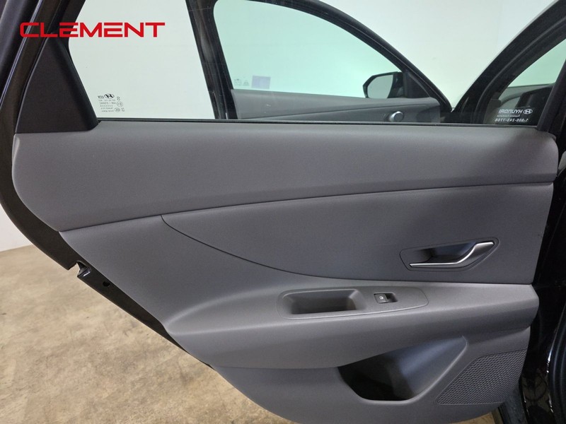 Hyundai Elantra Vehicle Full-screen Gallery Image 24