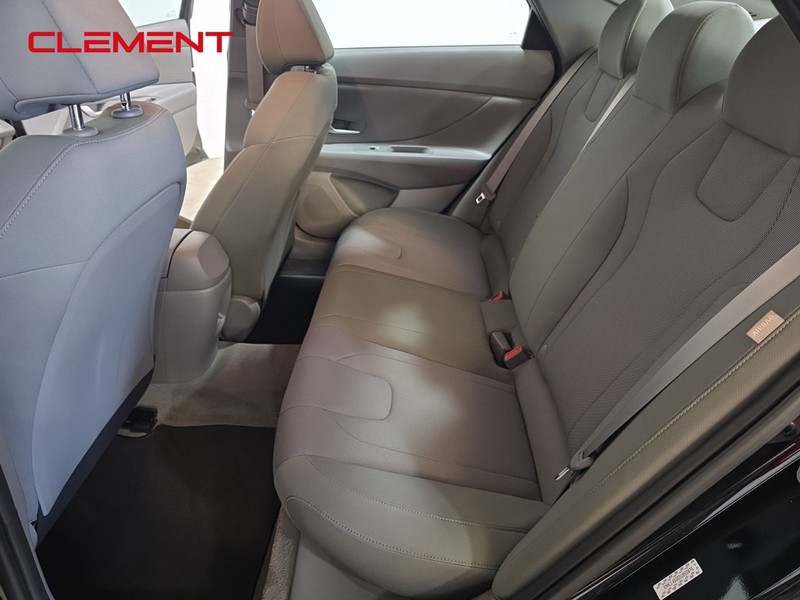 Hyundai Elantra Vehicle Full-screen Gallery Image 25