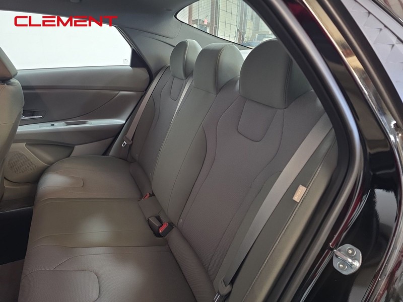 Hyundai Elantra Vehicle Full-screen Gallery Image 26