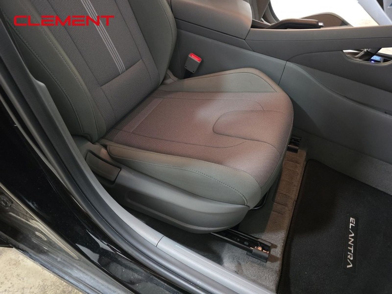 Hyundai Elantra Vehicle Full-screen Gallery Image 27