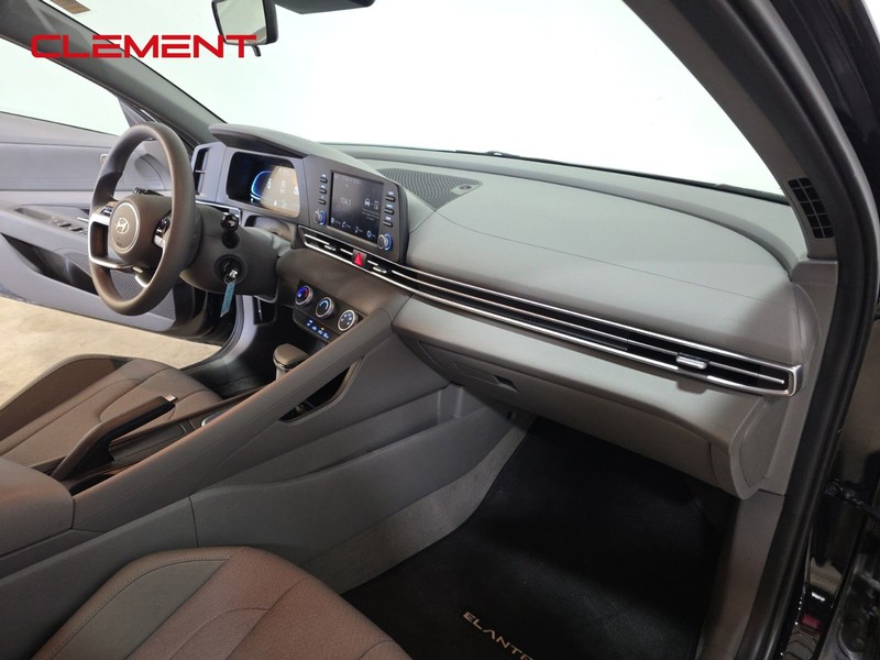 Hyundai Elantra Vehicle Full-screen Gallery Image 28