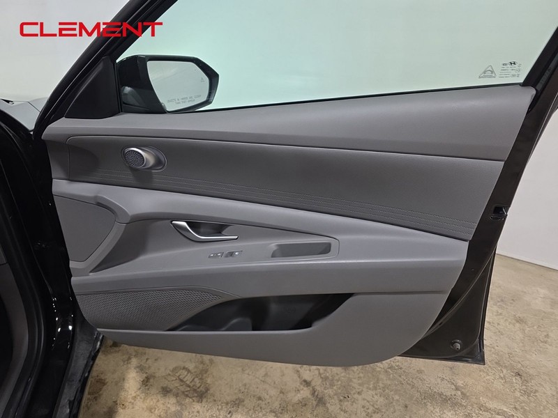 Hyundai Elantra Vehicle Full-screen Gallery Image 29