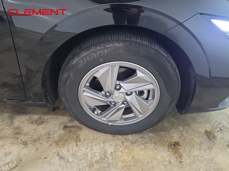 Hyundai Elantra Vehicle Full-screen Gallery Image 30