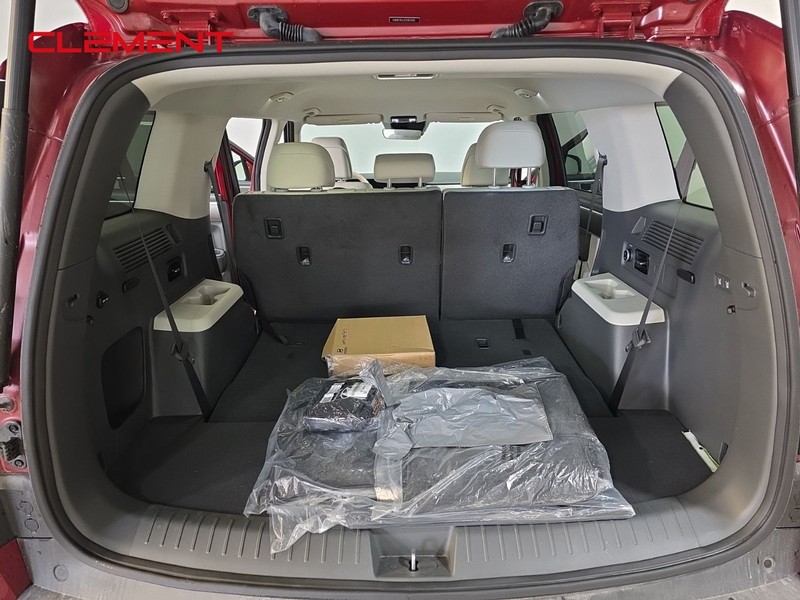 Hyundai Santa Fe Vehicle Full-screen Gallery Image 9