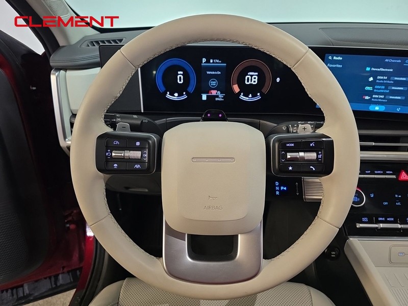 Hyundai Santa Fe Vehicle Full-screen Gallery Image 12