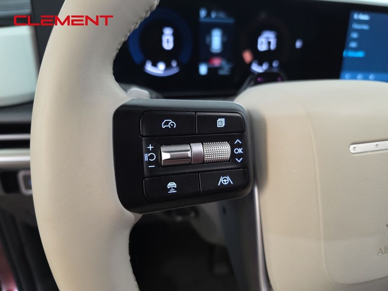 Hyundai Santa Fe Vehicle Full-screen Gallery Image 13