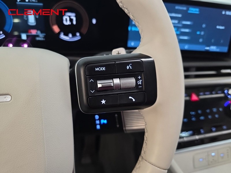 Hyundai Santa Fe Vehicle Full-screen Gallery Image 14