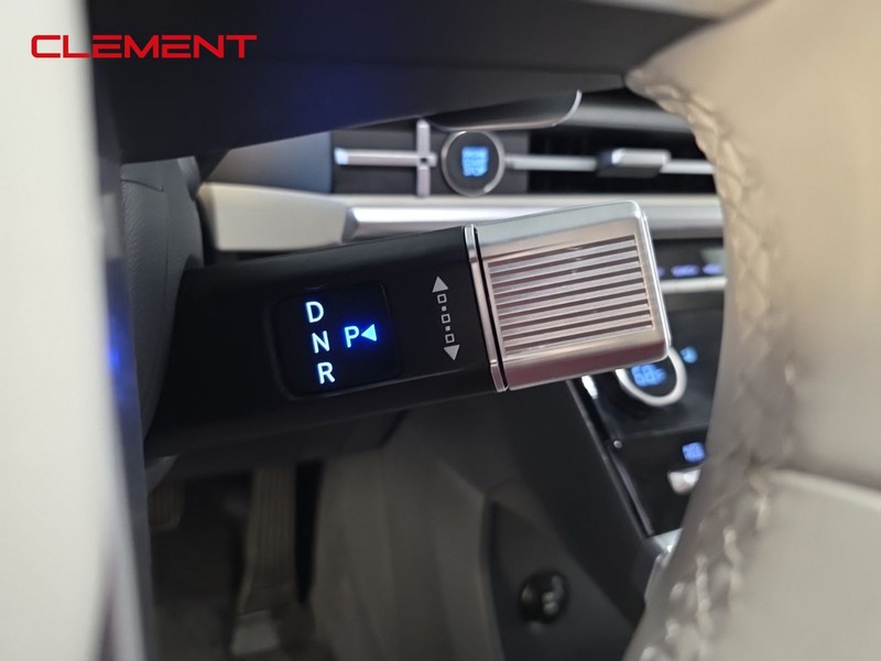 Hyundai Santa Fe Vehicle Full-screen Gallery Image 15