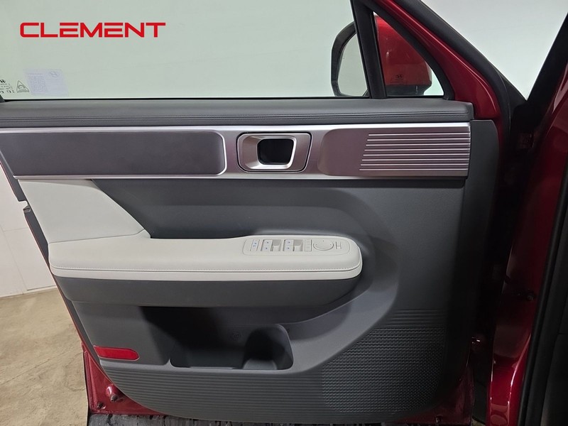 Hyundai Santa Fe Vehicle Full-screen Gallery Image 23